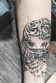 Въоръжете се с черно-бял череп красиво момиче Татуировки на татуировки