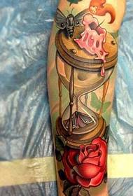 Узорак за тетоважу пешчаног сата у боји руке