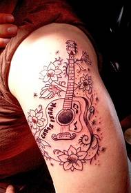 Tatuaggio di chitarra molto bello e bello sul braccio