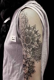 módne pohľadné rameno čierne a biele tetovanie totem