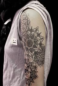 tatuaggio di totem bianco e nero braccio bello di moda