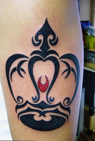 immagine di lavoro del tatuaggio della corona del totem del braccio