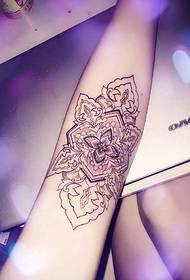 immagine generosa del tatuaggio della personalità del braccio