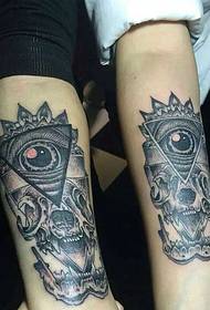 tatuaggio di coppia con braccio combinato con bulbo oculare geometrico e teschio