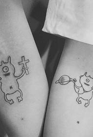 fotografia e tatuazhit të çiftit të krahut të vogël të freskët dhe të bukur