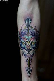 fotografia e tatuazhit të kokës së luanit me ngjyra të brendshme