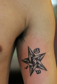 lima i totonu o le pentagram ma le faʻataʻitaʻiga tattoo tattoo