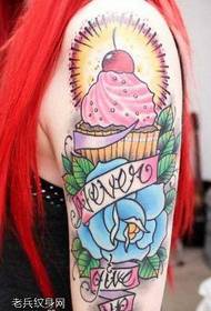 modello del tatuaggio della torta di colore del braccio