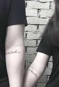 piccolo tatuaggio di coppia inglese fresco sul braccio