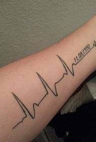 smuk EKG-tatovering på armen
