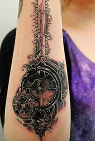 Tatuaje de reloxo de bolsillo personalizado no brazo