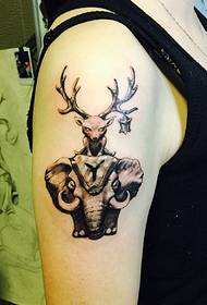 foto tatuaggio braccio combinato elefante e bambino elefante