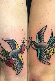 un gruppo di tatuaggi di coppia molto amorosi
