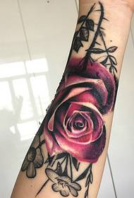 uzbrój delikatny tatuaż z różanym tatuażem