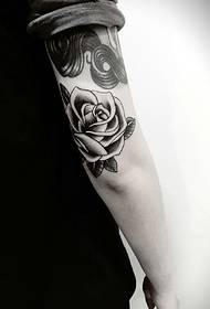 la imagen del tatuaje de la rosa en blanco y negro del brazo de los hombres es muy encantadora