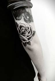 men's arm black and white rose tattoo picture is very charming