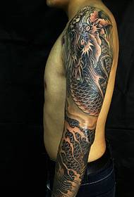napaka-domineering braso itim at puting masamang dragon tattoo