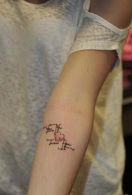 l'immagine del tatuaggio con le lettere minuscole sul braccio