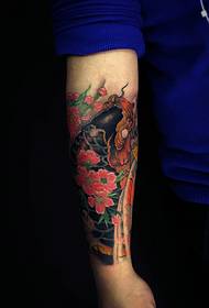 mažos rankos stulbinantis spalvingas kalmarų tatuiruotės raštas