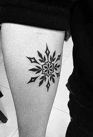 unik tatovering av totem på innsiden av armen