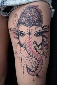 bela elefanta tatuaje sur la brako
