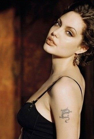 Goddess sexy Angelina Jolie b'disinn tat-tatwaġġ tad-driegħ tad-driegħ