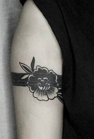 personality There is a fan arm flower tattoo pattern