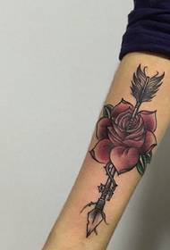 нанесите удар татуировке розы