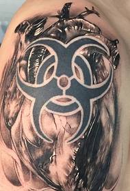 grootarm mooi en aantreklike Totem tattoo foto