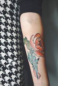 소녀의 팔을위한 아름다운 토템 문신 사진