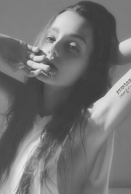 Tatuaggio personalizzato delle Scritture sul braccio