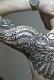 vyro rankos kūrybinių sparnų tatuiruotės modelis
