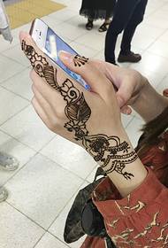 մի խումբ աղջիկների հատկապես դուր է գալիս թևի Henna դաջվածքը