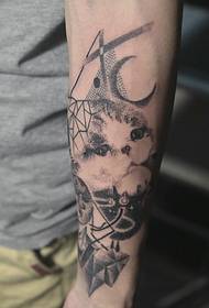 un quadre de tatuatge de color gris negre ple de personalitat