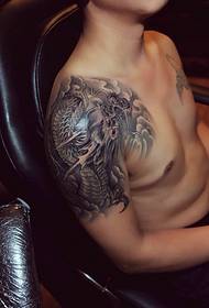 La grande foto del tatuaggio del drago diabolico in bianco e nero è piuttosto bella