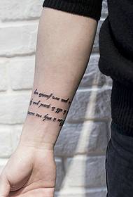 momenti i tatuazheve tërheqëse angleze në krahu