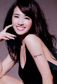 Jolin Tsai arm swan tattoo