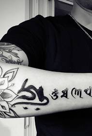 I-lotus ne-Sanskrit izithombe ezihlanganisiwe ze-arm tattoo