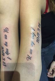 90 dopo il braccio della piccola coppia all'interno del tatuaggio inglese 17538 - tatuaggio del fumetto sul braccio del ragazzo