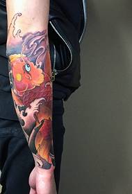 Arme smukke og delikate tatoveringer med rød blæksprutter