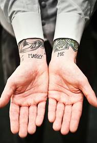 sary tattoo totem an'ny tena manokana amin'ny tànan'ny lehilahy