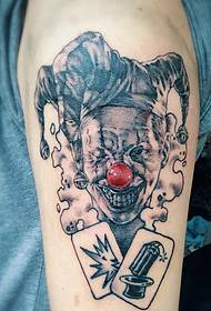 braccio fuori carte da gioco con motivo a tatuaggio personaggio