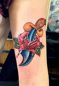 кинджальний прокол троянди особи татуювання руку малюнок