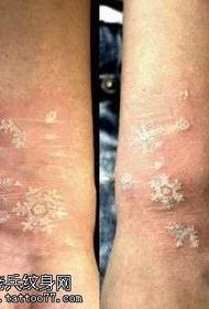 motif de tatouage flocon de neige blanc tendance bras