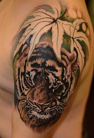 foto tatuaggio braccio giungla tigre