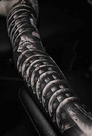 modello tatuaggio alternativo classico braccio