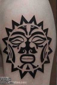 bracciu tribù totem mudellu di tatuaggi di sole