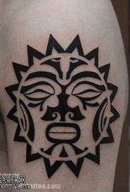 fisi i krahut modeli i tatuazheve totem i diellit