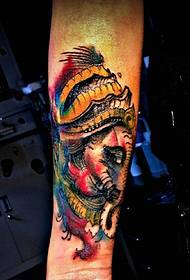 Imatge de tatuatge de braç d'elefant color cridaner