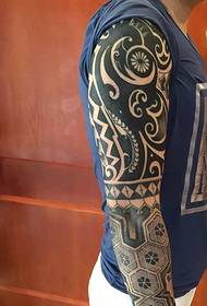 foto di tatuaggio totem braccio personalità classica